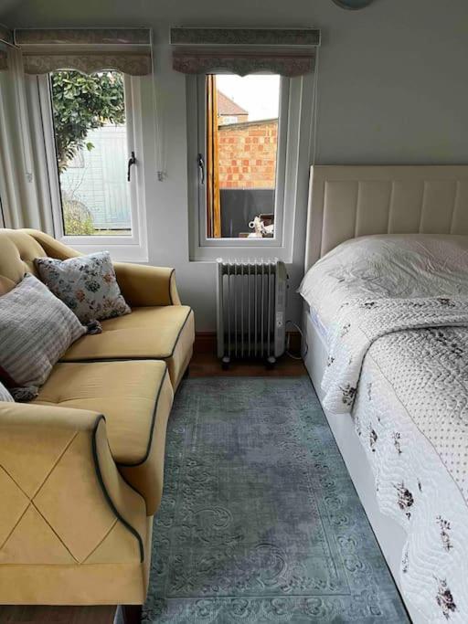 Charming Private Guest House Enfield Eksteriør billede